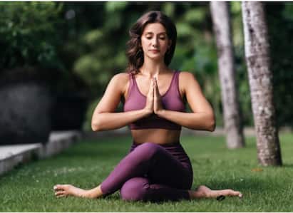 तुमचा मेंदू हा तुमच्या शरीरातील सर्वात संवेदनशील पण महत्त्वाचा अवयव आहे. इतर कोणत्याही स्नायूंप्रमाणे, मेंदूला देखील प्रभावीपणे कार्य करण्यासाठी व्यायामाची आवश्यकता असते. यासाठी योगा फायदेशीर ठरतो.