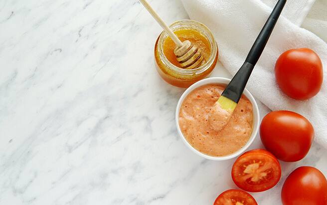 टोमॅटो कोरड्या त्वचेला मॉइश्चराइझ करण्याचे काम करते. यासाठी एक चमचा टोमॅटोच्या रसात एक चमचा मध मिसळून चेहऱ्याला लावा. काही वेळ हा पॅक चेहऱ्यावर लावून नंतर चेहरा स्वच्छ पाण्याने धुवा. टोमॅटोमुळे कोरड्या त्वचेची समस्या दूर होईल.