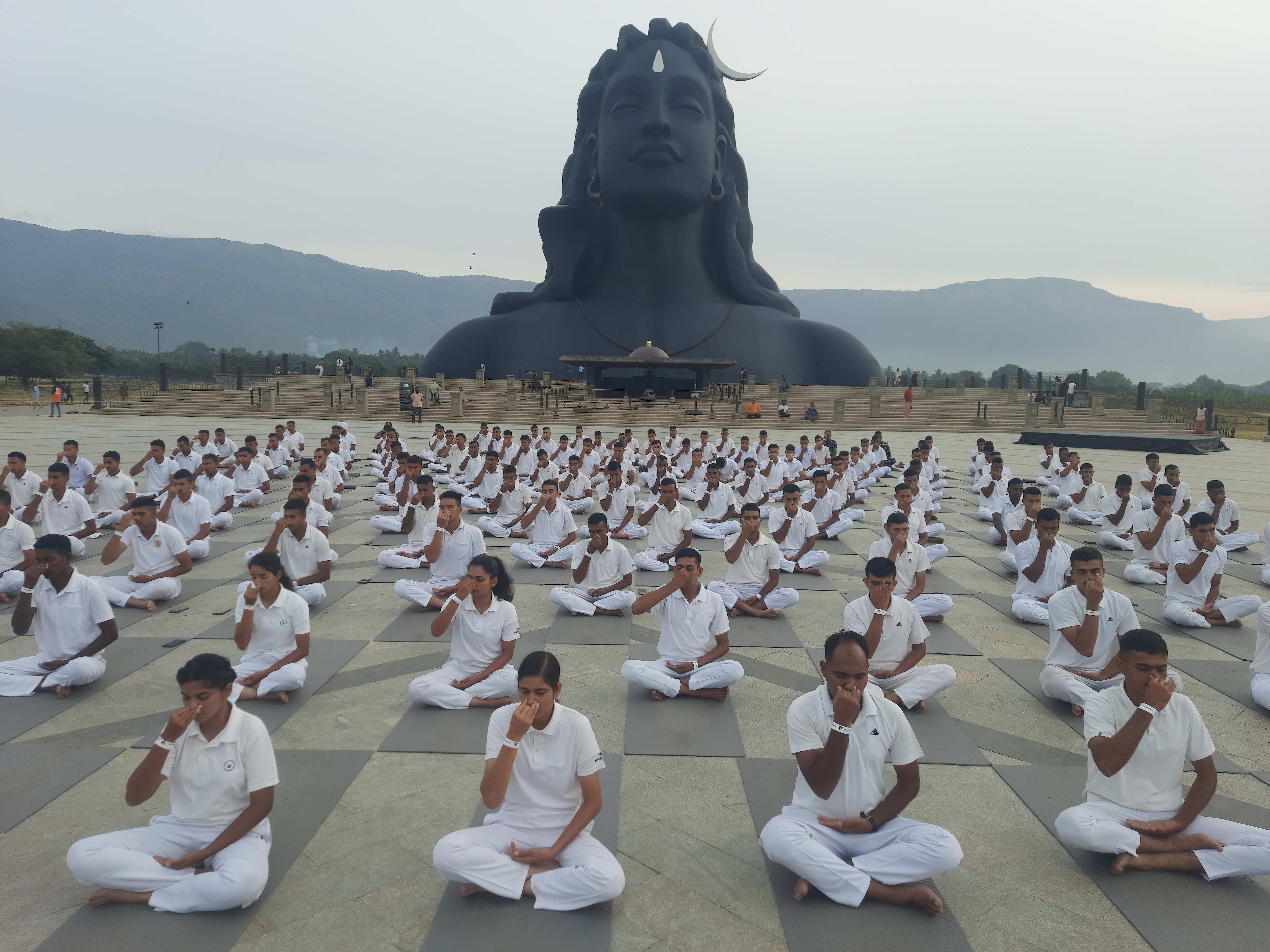 Isha Yoga: சர்வதேச யோகா தினம்: ஆதியோகி முன்பு யோகா செய்து அசத்திய சி.ஆர்.பி.எஃப் வீரர்கள்..!