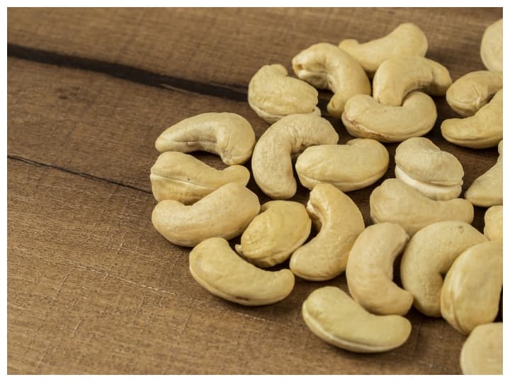 cashew-is-effective-in-reducing-weight-fast-know-banefits-of-it Cashew benefits: ਜੇਕਰ ਤੁਸੀਂ ਵੀ ਭਾਰ ਘਟਾਉਣ ਲਈ ਖਾਂਦੇ ਹੋ ਕਾਜੂ, ਤਾਂ ਅੱਜ ਹੀ ਛੱਡ ਦਿਓ, ਸਿਹਤ 'ਤੇ ਪੈਂਦਾ ਇਹ ਅਸਰ