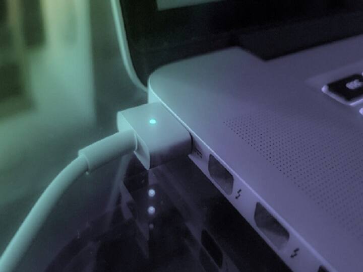 विंडोज पावर सेटिंग्स को ऑप्टिमाइज़ करें: अपने लैपटॉप (Laptop) की विंडोज पॉवर सेटिंग्स को ऑप्टिमाइज़ करें. आपके लैपटॉप में पावर सेटिंग्स के अंतर्गत विभिन्न विकल्प होते हैं जैसे कि स्क्रीन टर्न ऑफ़, हार्ड डिस्क को सोने के बाद बंद करना, और सस्पेंड मोड में जाने के लिए समय सेट करना. इन सेटिंग्स को ऑप्टिमाइज़ करके बैटरी की लाइफ में सुधार किया जा सकता है.