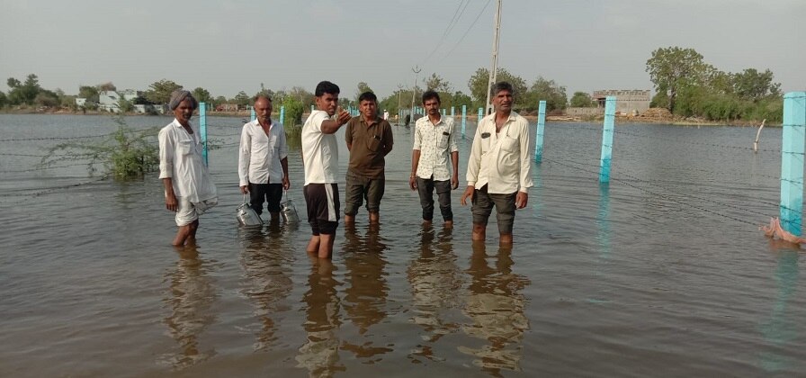 Rain:  વાવાઝોડા બાદ વરસેલા વરસાદથી બનાસકાંઠામાં તારાજી, રસ્તા પર ભરાયા ઘૂંટણ સમા પાણી