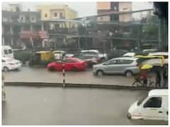 भारी बारिश से गुरुग्राम के कई इलाकों में जलभराव, सड़क पर रेंगती नजर आई गाड़ियां, लोग परेशान