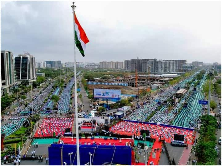 International Yoga Day Celebration: गुजरात के सूरत शहर में योग दिवस कार्यक्रम का जश्न बेहद खास रहा है क्योंकि यहां लोगों ने न केवल कसरत की बल्कि इसके माध्यम से नया रिकॉर्ड भी बनाया.