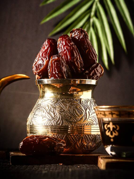 खजूर खाते समय भूलकर भी ना करें ये गलती