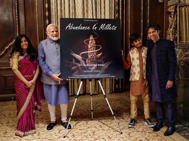 पीएम मोदी ने भारतीय मूल की अमेरिकी गायिका, संगीतकार और ग्रैमी पुरस्कार विजेता फाल्गुनी शाह से भी मुलाकात की. इस दौरान फाल्गुनी का परिवार भी उनके साथ पीएम मोदी से मिलने पहुंचा था.