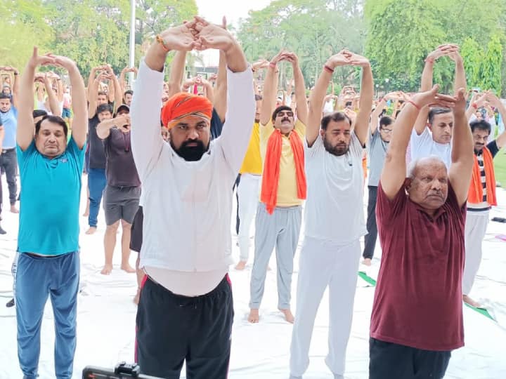 International Yoga Day 2023 Images: बिहार की राजधानी पटना, नालंदा, बक्सर, औरंगाबाद से तस्वीरें आईं हैं. नेताओं के साथ लोगों ने भी योगाभ्यास किया. योग कर निरोग रहने का संदेश दिया गया.