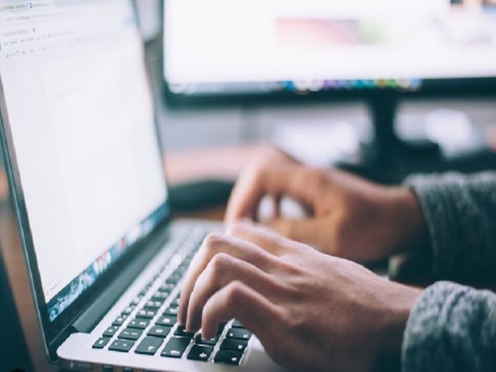 ब्राइटनेस को कम करें: बैकलाइट या स्क्रीन की ब्राइटनेस को कम करने से बैटरी की लाइफ (how to extend laptop battery) में सुधार होता है. अधिक ब्राइटनेस पर चलाने से बैटरी तेजी से खत्म हो जाती है, इसलिए कम ब्राइटनेस पर उपयोग करें.