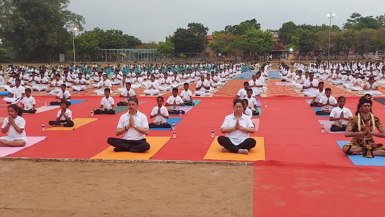 Tamil Nadu Governor RN Ravi participated in the International Yoga Day program held at Chidambaram Annamalai University TNN Yoga Day: யோகா விழாவில் 2 மணி நேரம் பங்கேற்ற ஆளுநர் ஆர்.என்.ரவி