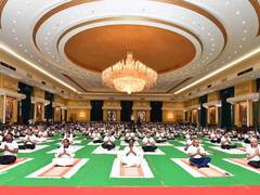 In Pics: योगा डे पर योग करते नजर आए VVIP, योगी से लेकर राष्ट्रपति मुर्मू तक का दिखा अलग अंदाज