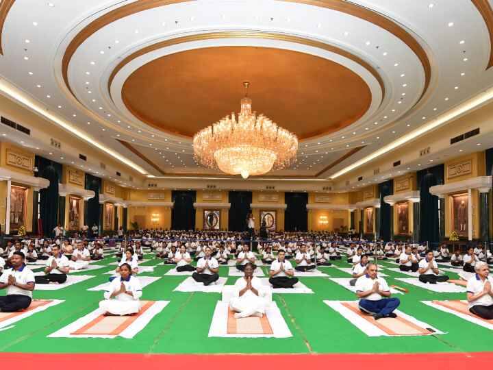 Yoga Day Celebration: हर साल 21 जून का दिन अंतरराष्ट्रीय योग दिवस के रूप में मनाया जाता है. इस मौके पर देशभर में तमाम VVIP लोग योग करते नजर आए.