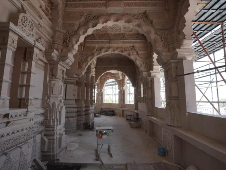 Ayodhya Ram Mandir Images: अयोध्या में निर्माणाधीन राम मंदिर के गर्भगृह की छत ढलाई का काम पूरा हो चुका है. छत के ढलाई का काम पूरा होने के बाद तस्वीरें सामने आई हैं जो सोशल मीडिया पर शेयर हो रही हैं.