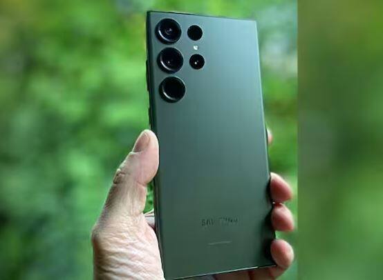 Samsung Galaxy S23 Ultra : ਸਮਾਰਟਫੋਨ ਦੀ ਕੀਮਤ 1,24,999 ਰੁਪਏ ਤੋਂ ਸ਼ੁਰੂ ਹੁੰਦੀ ਹੈ। ਫ਼ੋਨ ਵਿੱਚ 200 MP ਕੈਮਰਾ ਅਤੇ 100x ਜ਼ੂਮ ਸਪੋਰਟ ਹੈ। ਇਹ ਇੱਕ ਸ਼ਕਤੀਸ਼ਾਲੀ ਐਂਡਰਾਇਡ ਫੋਨ ਹੈ। ਇਸ ਫੋਨ 'ਚ ਕੰਪਨੀ 4 ਸਾਲ ਲਈ OS ਅਪਡੇਟ ਅਤੇ 5 ਸਾਲ ਲਈ ਸਕਿਓਰਿਟੀ ਅਪਡੇਟ ਦੇਵੇਗੀ।