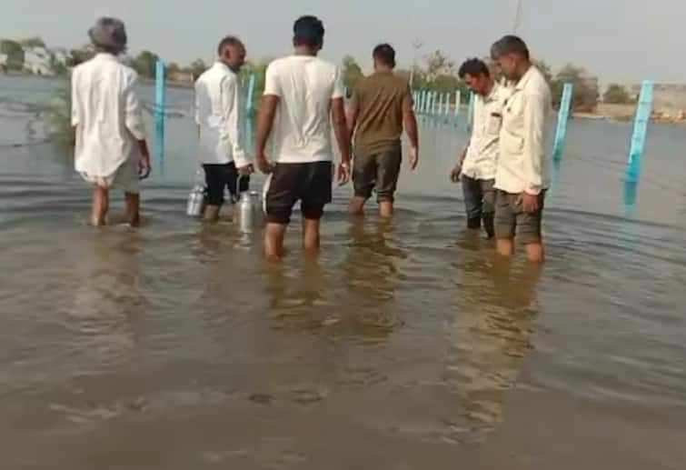 Flood water blocks road in Banaskantha Rain:  વાવાઝોડા બાદ વરસેલા વરસાદથી બનાસકાંઠામાં તારાજી, રસ્તા પર ભરાયા ઘૂંટણ સમા પાણી