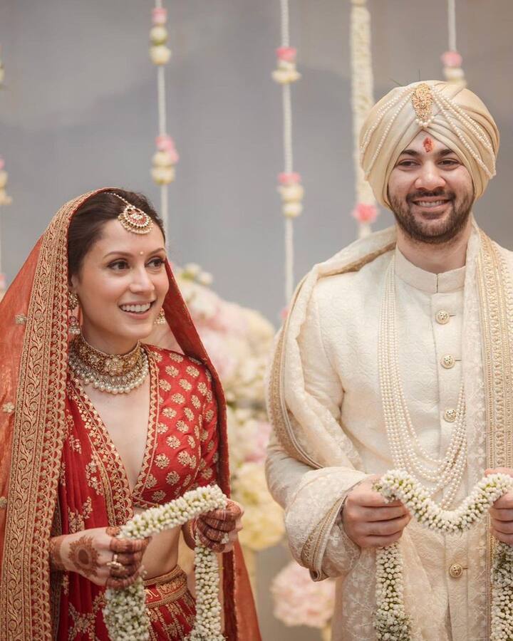 बीती 18 जून को धर्मेंद्र के बड़े पोते यानि सनी देओल के बेटे करण देओले ने अपनी लॉन्ग टाइम गर्ल फ्रेंड द्रिशा आचार्या से शादी कर ली है.