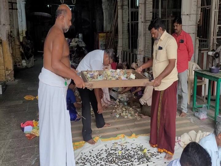 Counting of money offerings was held at Kanchipuram Varadaraja Perumal temple. Athivaradhar Temple : அத்திவரதர் கோவில் உண்டியல் திறப்பு.. எவ்வளவு காணிக்கை பெறப்பட்டது என தெரியுமா ?