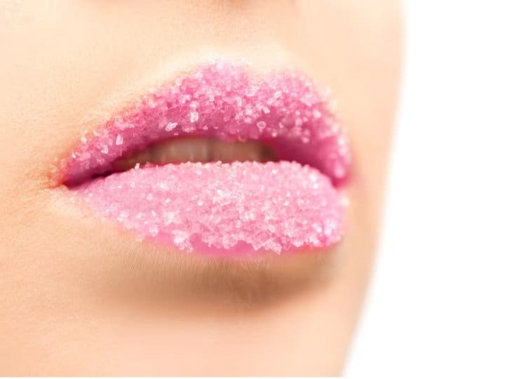 गर्मियों में अगर आपके होंठ ड्राई होने लगते हैं और होठों की खूबसूरती छिन जाती है, तो हम आपको कुछ उपाय बता रहे हैं जिसे आप ब्यूटी रूटीन में शामिल करेंगे तो आपके होंठ गुलाबी और मुलायम बन सकते हैं.