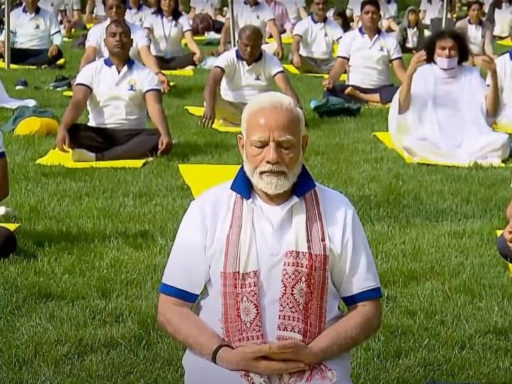PM Modi Yoga At UN: प्रधानमंत्री नरेंद्र मोदी ने बुधवार (21 जून) को न्यूयॉर्क में स्थित संयुक्त राष्ट्र (UN) के मुख्यालय में 9वें अंतरराष्ट्रीय योग दिवस पर आयोजित ऐतिहासिक समारोह का नेतृत्व किया.