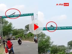 जब रोड पर लगे साइनबोर्ड चढ़ गया शख्स, फिर लगाने लगा पुशअप्स... लोग बोले- 'दारू का कमाल बाबू भैया'