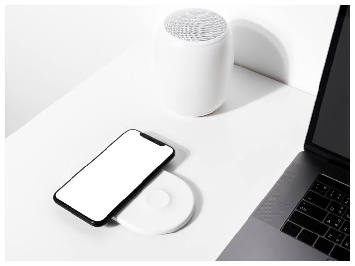 Wireless Charging Process know how Electricity transfers in wireless charging process Check here all details वायरलेस चार्जर में कैसे चार्ज होता है फोन, बिना तार अंदर कैसे घुसती है बिजली?