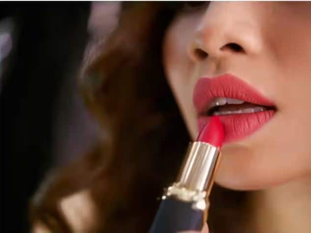 Lipstick Facts: ਔਰਤਾਂ ਦੇ ਮੇਕਅਪ ਵਿੱਚ ਸਭ ਤੋਂ ਆਮ ਸੁੰਦਰਤਾ ਉਤਪਾਦ ਹੈ ਲਿਪਸਟਿਕ। ਪਰ, ਨਾ ਚਾਹੁੰਦੇ ਹੋਏ ਵੀ, ਲਿਪਸਟਿਕ ਮੂੰਹ ਦੇ ਅੰਦਰ ਚਲੀ ਜਾਂਦੀ ਹੈ ਤੇ ਔਰਤਾਂ ਲਿਪਸਟਿਕ ਖਾ ਲੈਂਦੀਆਂ ਹਨ।