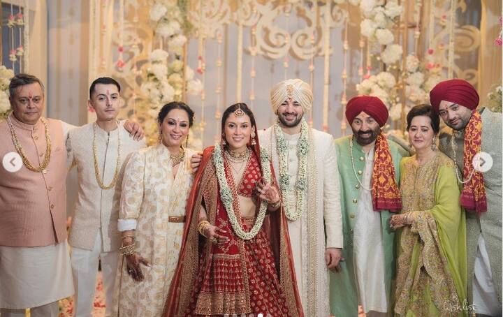 ਪੂਜਾ ਆਪਣੇ ਬੇਟੇ ਦੇ ਵਿਆਹ 'ਚ ਹਰੇ ਰੰਗ ਦੀ ਐਥਨਿਕ ਡਰੈੱਸ 'ਚ ਨਜ਼ਰ ਆਈ ਸੀ। ਉਸ ਦੇ ਹੱਥਾਂ 'ਤੇ ਮਹਿੰਦੀ ਲਗਾਈ ਗਈ ਸੀ ਅਤੇ ਕੰਨਾਂ 'ਚ ਝੁਮਕੇ ਦਿਖਾਈ ਦੇ ਰਹੇ ਸਨ।