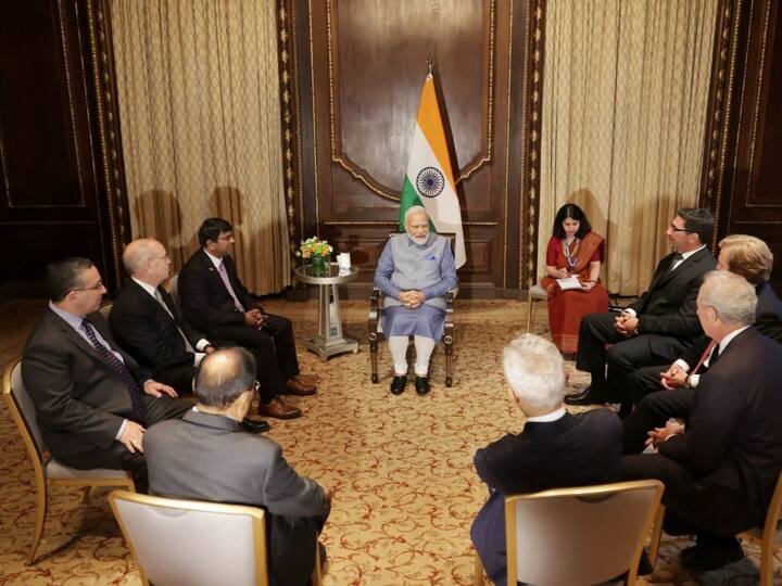 Narendra Modi also met people associated with key think tanks during his stay in New York. Different aspects of policy making and the emerging global trends were brought forward during their discussion. Also, the emphasis on the positive changes in India and how youth are being powered came up durin their meeting. [Image Source: Twitter | @narendramodi]