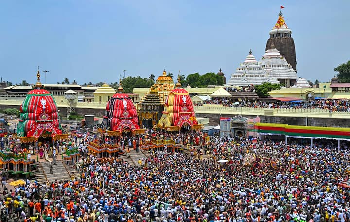 रथयात्रेदरम्यान भगवान जगन्नाथ, बलभद्र आणि सुभद्रा यांच्या मूर्ती जगन्नाथ मंदिरातून बाहेर काढल्या जातात