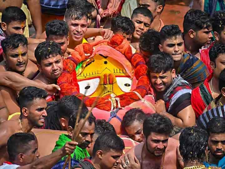 पुरी के शंकराचार्य निश्चलानंद सरस्वती ने भगवान जगन्नाथ के सबसे पहले दर्शन किए.