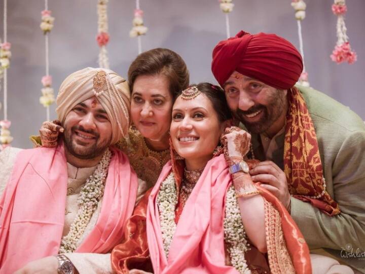 Karan Deol Wedding Pictures: करण देओल ने अपने इंस्टाग्राम हैंडल पर अपनी शादी की तस्वीरें शेयर की हैं, जिसमें सनी देओल संग उनकी मम्मी पूजा देओल भी नजर आ रही हैं.