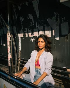 Ruhani Sharma Glamour Photos : గ్లామర్ షోలోనూ రుహానీ శర్మ 'హిట్' - మోడ్రన్‌గా