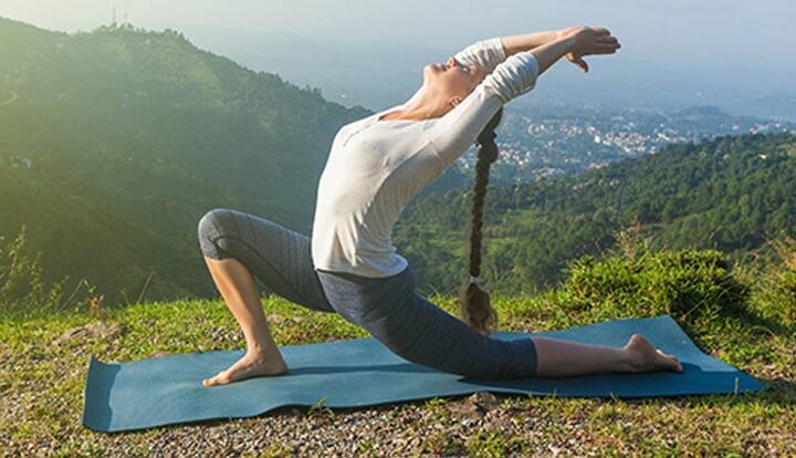 સૂર્ય નમસ્કાર-નિયમિત પીરિયડ્સ ન આવવા અને મેનોપોઝ દરમિયાન થતી સમસ્યાઓથી છુટકારો મેળવવામાં આ યોગ આસન ખૂબ જ અસરકારક સાબિત થાય છે. સૂર્ય નમસ્કાર માસિક ધર્મ દરમિયાન પેટની થતાં દુખાવામાં ખૂબ જ ફાયદાકારક માનવામાં આવે છે. ત્યાં પોતે. સ્ત્રીઓના ગર્ભાશય પર મેનોપોઝની અસર અને પ્રસૂતિ સમયે પણ યોગાસન ફાયદાકારક છે.