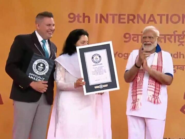 Yoga Day World Record: UN मुख्यालय में आयोजित योग दिवस कार्यक्रम में बना वर्ल्ड रिकॉर्ड, पीएम मोदी ने किया नेतृत्व Guinness world record created in UN Yoga Day Program lead by PM Modi for most nationalities taking part together Yoga Day World Record: UN मुख्यालय में आयोजित योग दिवस कार्यक्रम में बना वर्ल्ड रिकॉर्ड, पीएम मोदी ने किया नेतृत्व