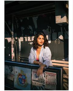 Ruhani Sharma Glamour Photos : గ్లామర్ షోలోనూ రుహానీ శర్మ 'హిట్' - మోడ్రన్‌గా