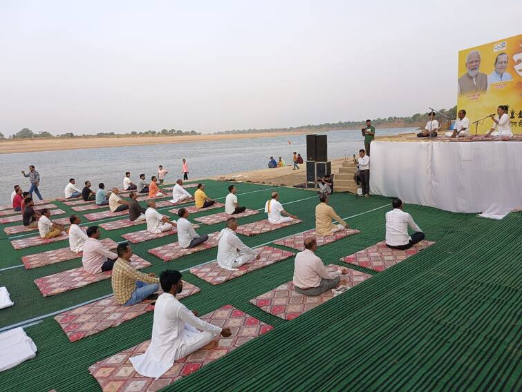 International Yoga Day 2023 CM Shivraj Singh Chouhan son did yoga on banks of Narmada River in Sehore Madhya Pradesh ANN Yoga Day Celebration: सीएम शिवराज के बेटे कार्तिकेय सिंह चौहान ने नर्मदा किनारे किया योग, मंत्री ने कांग्रेस पर लगाया यह आरोप