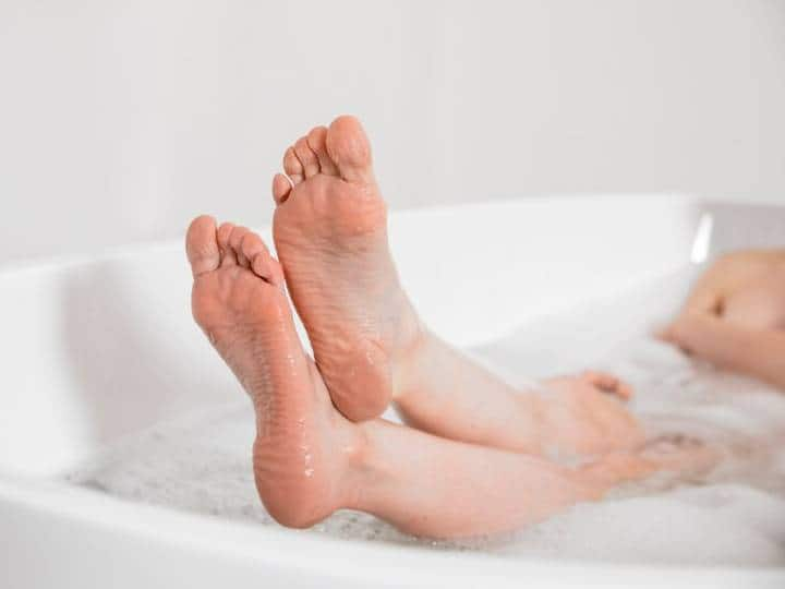 Know Benefits Of Washing Feet Before Hitting The Bed रात में पैरों को धोकर ही सोना चाहिए, क्योंकि सेहत को मिलते हैं ये गजब के फायदे