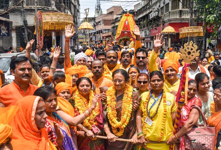 या तीन मूर्ती मोठ्या रथांवर ठेवल्या जातात.