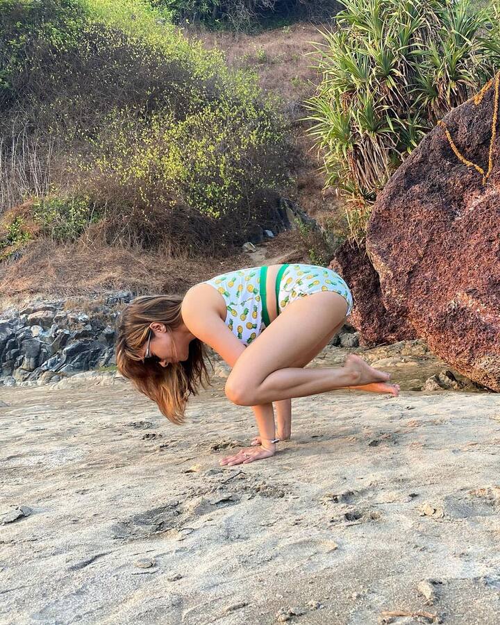 इस फोटो में टीना को बकासन करते देखा जा सकता है. इस दौरान टीना ब्लैक गॉगल्स लगाए और प्रिंटेड व्हाइट बिकिनी पहने नजर आ रही हैं. उन्होंने बालों को ओपन रखा है.