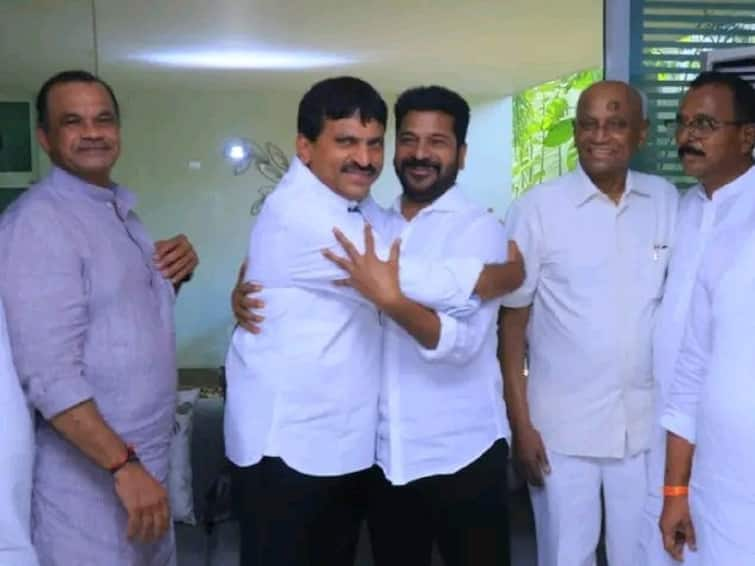 Revanth reddy meets Ponguleti srinivas reddy and invites him to congress party Revanth Reddy: పొంగులేటితో ముగిసిన రేవంత్ భేటీ, కేసీఆర్‌ను దించేందుకు ఇది పునాది - రేవంత్ రెడ్డి కీలక వ్యాఖ్యలు