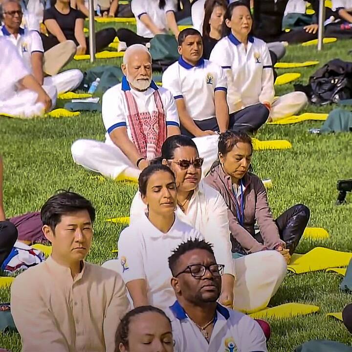 সেই তালিকায় ছিলেন নিউ ইয়র্কের মেয়র। তিনবারের গ্র্যামিজয়ী রিকি কেজ, সংগীত জগত থেকে ফাল্গুনি শাহ, অভিনেতা রিচার্ড গেয়ার, প্রিয়ঙ্কা চোপড়া এবং রাষ্ট্রসংঘের একাধিক আধিকারিক।