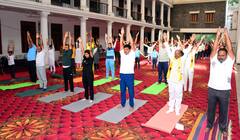 'करा योग, रहा निरोग' : योगदिनानिमित्त कोल्हापूर जिल्हाधिकारी कार्यालयात योगाची प्रात्यक्षिके