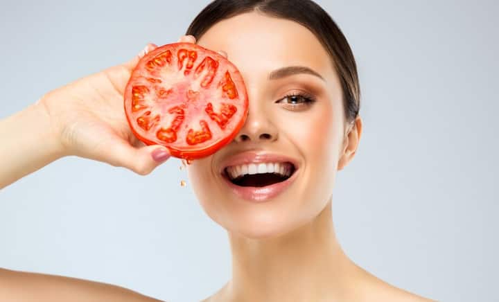टमाटर में लाइकोपिन की मात्रा पाई जाती है, जो यूवी रेज के हानिकारक प्रभाव से आपके चेहरे को बचाता है. वहीं आपको अगर सन टैनिंग की समस्या हो गई है तो आप टमाटर के रस में थोड़ा खीरे का रस मिलाएं और चेहरे पर अप्लाई करें. सूख जाने के बाद चेहरे को साफ कर लें. इससे रैशेज की समस्या दूर होती है.