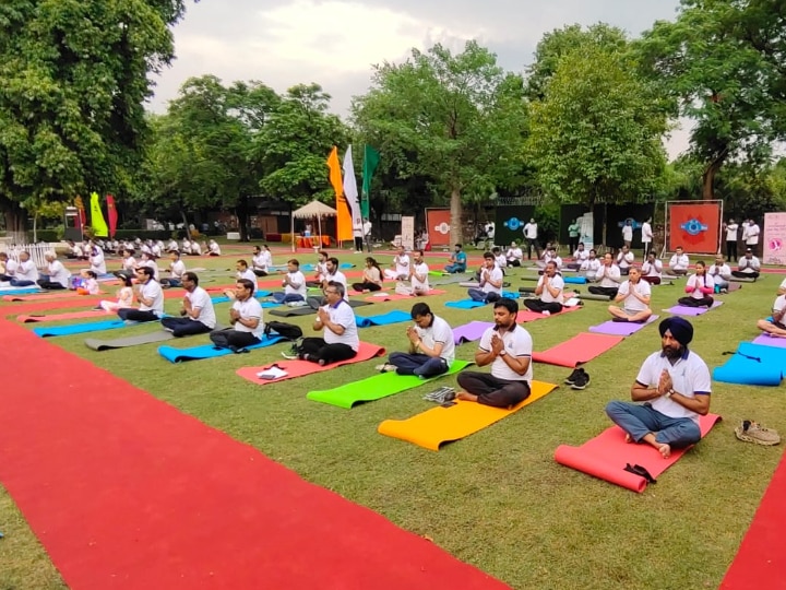 Yoga Day 2023: CRPF ने कुतुब मीनार कॉम्प्लेक्स में मनाया 9वां अंतरराष्ट्रीय योग दिवस, यहां देखे शानदार तस्वीरें