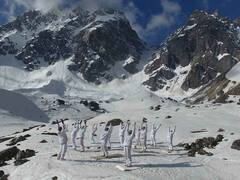 Yoga Day Celebration: देश के हर कोने में दिखा क्रेज, सियाचिन से लेकर समंदर तक.... ऐसे सेलिब्रेट किया गया अंतर्राष्ट्रीय योग दिवस