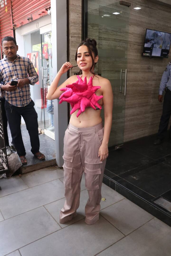 తాజాగా పింక్ కలర్ టాప్ తో ఫోటోలకు పోజులు ఇచ్చింది.
