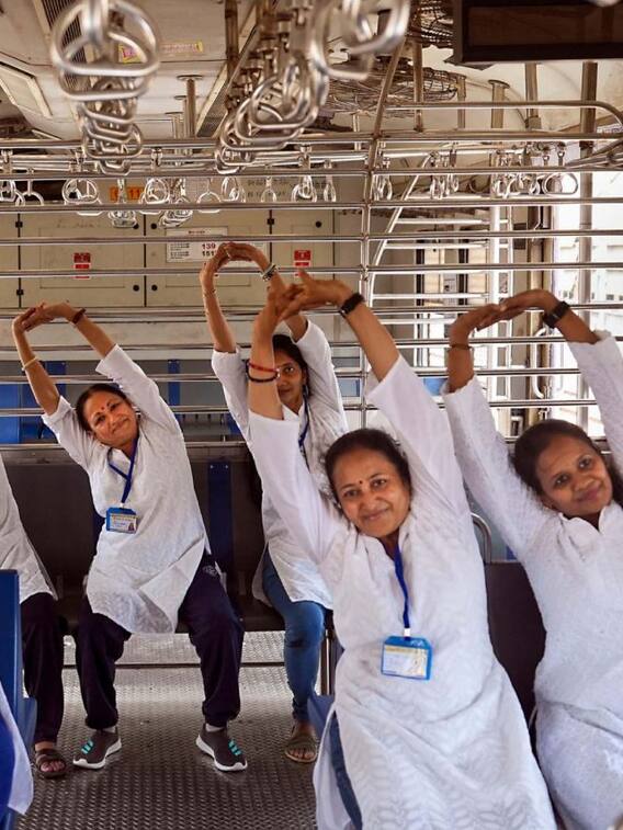 मुंबई की लोकल ट्रेन में योग दिवस