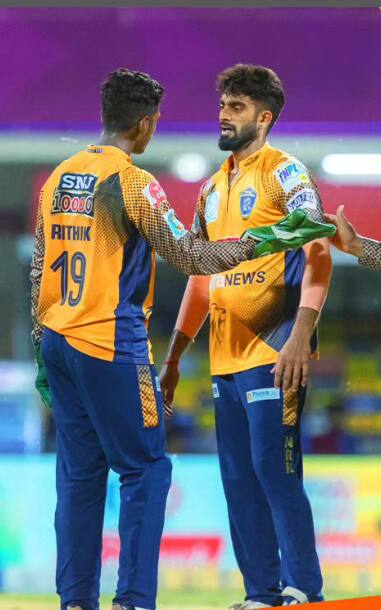 இவர்களின் ஆட்டத்தை பார்த்து நெல்லை அணியின் பந்துவீச்சாளர்கள் என்ன செய்வதென்று தெரியாமல் தவித்தனர். பின்னர் இருவரின் ஆட்டம் ஒரு முடிவுக்கு வந்தது.