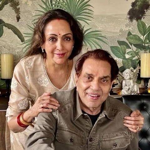 धर्मेंद्र की दूसरी शादी बॉलीवुड की सुपरस्टार एक्ट्रेस हेमा मालिनी से हुई है. इस कपल की दो बेटियां ईशा और अहाना देओल हैं.