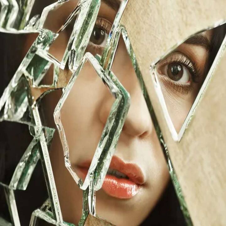 ਟੁੱਟਿਆ ਕੱਚ:  ਟੁੱਟਿਆ ਸ਼ੀਸ਼ਾ ਰੱਖਣ ਨਾਲ ਘਰ 'ਚ ਨਕਾਰਾਤਮਕ ਊਰਜਾ ਪੈਦਾ ਹੋ ਸਕਦੀ ਹੈ।