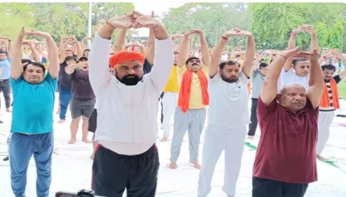 International Yoga Day 2023 : ਬਿਹਾਰ ਦੀ ਰਾਜਧਾਨੀ ਪਟਨਾ, ਨਾਲੰਦਾ, ਬਕਸਰ, ਔਰੰਗਾਬਾਦ ਤੋਂ ਤਸਵੀਰਾਂ ਆਈਆਂ ਹਨ। ਨੇਤਾਵਾਂ ਦੇ ਨਾਲ ਆਮ ਲੋਕਾਂ ਨੇ ਵੀ ਯੋਗਾ ਕੀਤਾ। ਯੋਗਾ ਕਰਕੇ ਤੰਦਰੁਸਤ ਰਹਿਣ ਦਾ ਸੰਦੇਸ਼ ਦਿੱਤਾ ਗਿਆ।